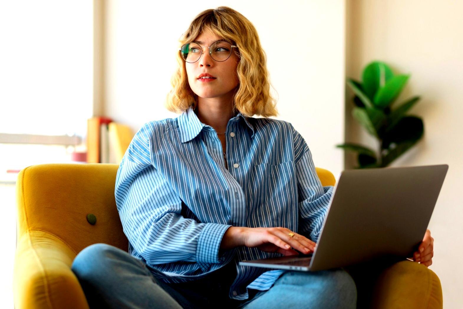 Profesionales analizando estrategias financieras en sesión de trabajo