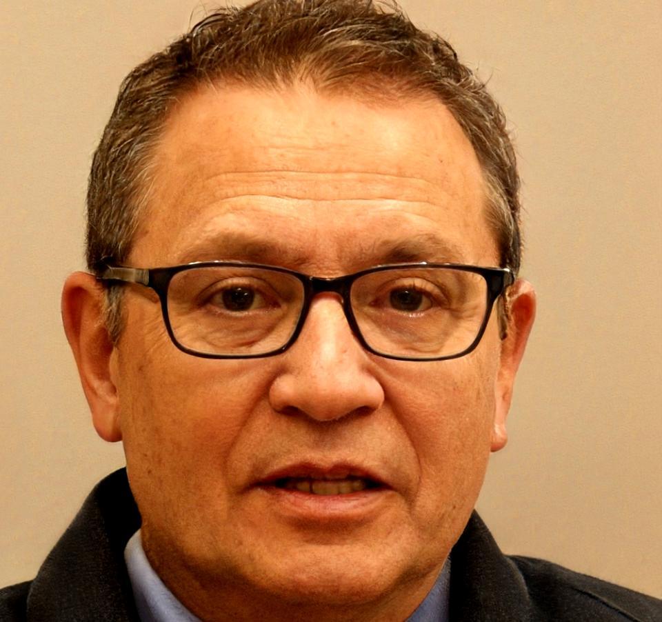 Retrato profesional de mentor especialista en emprendimiento