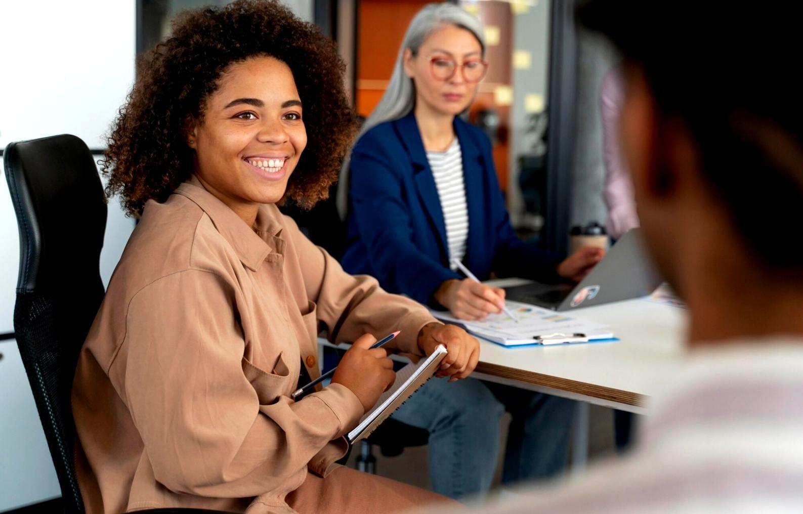 Equipo de liderazgo en sesión estratégica