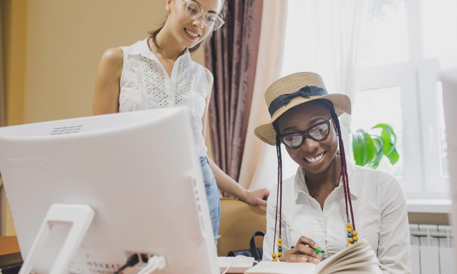 Estudiantes analizando datos financieros en sesión de trabajo colaborativo